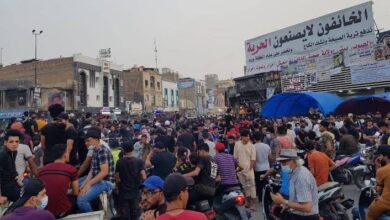 بهتافات لا اله الا الله مقتدى عدو الله يعيد ثوار الناصرية بناء الخيم لمواصلة الاعتصام حتى تحقيق مطالبهم