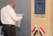 صناديق اقتراع ومخطط بياني يوضح نسبة المشاركة في الانتخابات العراقية 2025
