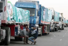 شاحنات مساعدات إنسانية تنتظر الدخول ضمن قوافل الإغاثة إلى غزة عبر المعابر