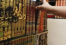 مصحف مفتوح يرمز إلى المرجعية العليا في دراسة تناقض الروايات مع القرآن