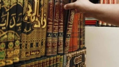 مصحف مفتوح يرمز إلى المرجعية العليا في دراسة تناقض الروايات مع القرآن