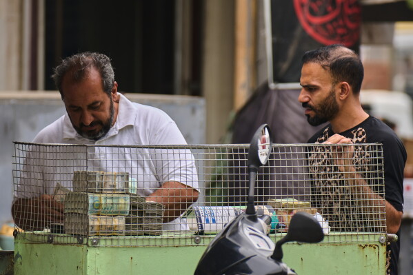 خفض الدينار العراقي، التجار في العراق، تصدير النفط عبر سوريا، السوق الموازية