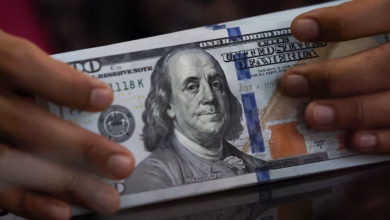 تحليل شامل لمسار سعر صرف الدولار في العراق عقب تعديل السعر الرسمي إلى 1520 ديناراً في أكتوبر 2026، واستعراض لخطة الحكومة لكبح السوق الموازية عند 1550 ديناراً في ظل تحديات النفط وموازنة 2027