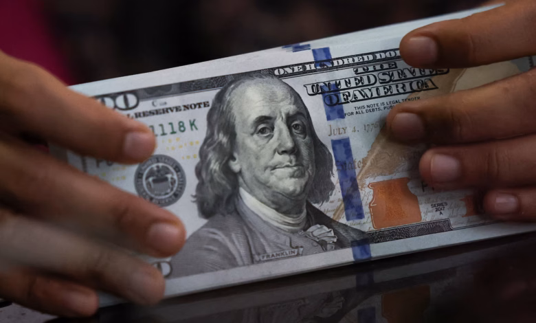 تحليل شامل لمسار سعر صرف الدولار في العراق عقب تعديل السعر الرسمي إلى 1520 ديناراً في أكتوبر 2026، واستعراض لخطة الحكومة لكبح السوق الموازية عند 1550 ديناراً في ظل تحديات النفط وموازنة 2027