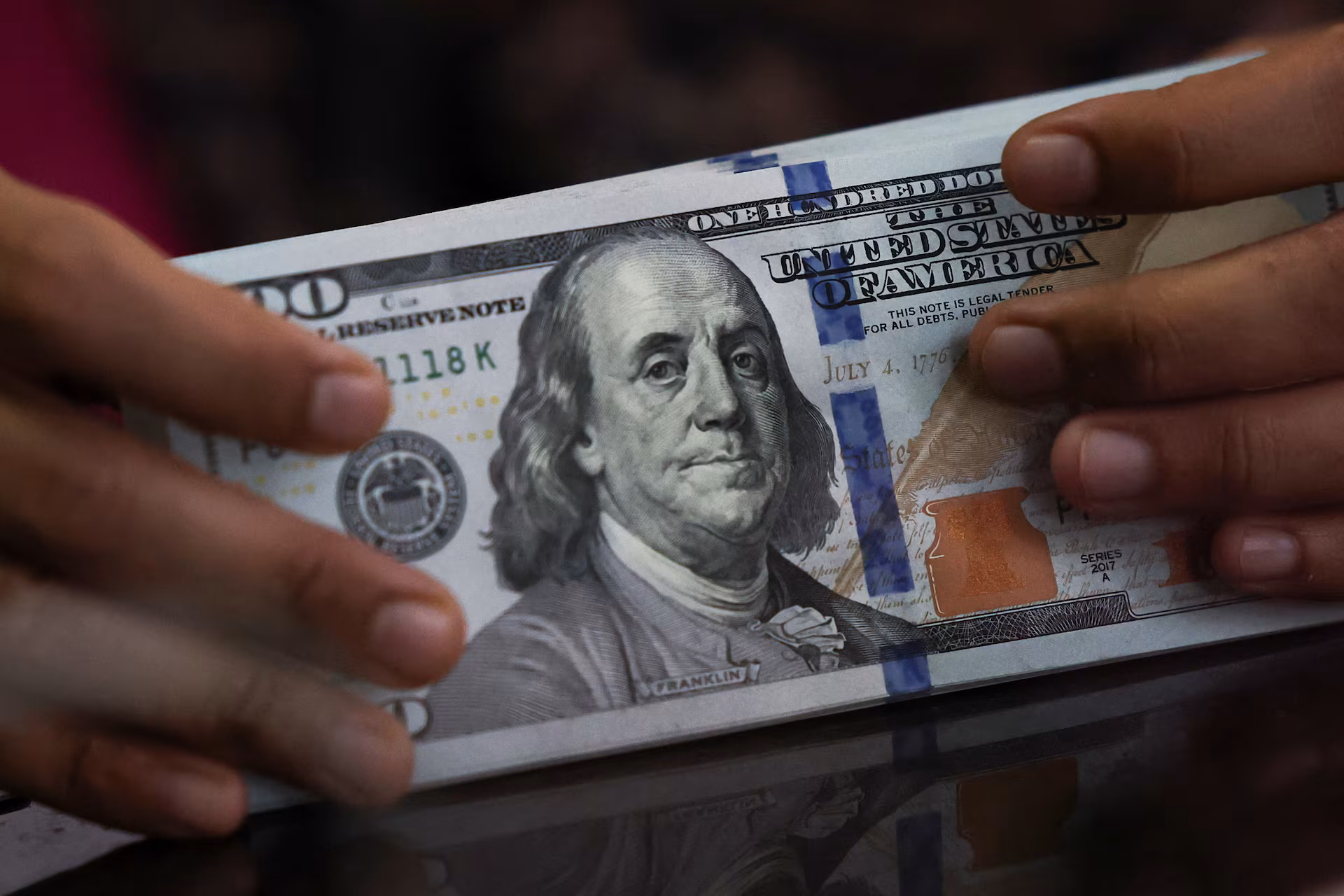 تحليل شامل لمسار سعر صرف الدولار في العراق عقب تعديل السعر الرسمي إلى 1520 ديناراً في أكتوبر 2026، واستعراض لخطة الحكومة لكبح السوق الموازية عند 1550 ديناراً في ظل تحديات النفط وموازنة 2027